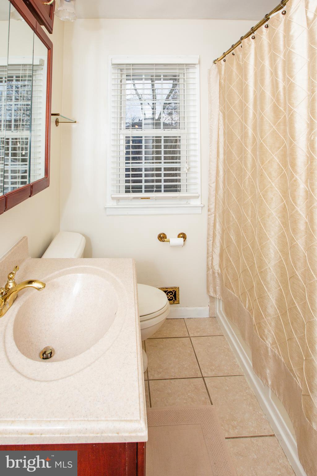 45 Valley View Road Hamilton, NJ 08620 - Photo 16 of 28 Full Bathroom