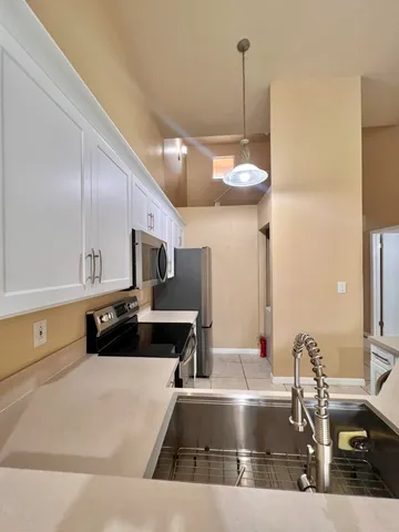 $2,100 | 4863 Via Palm Lakes, Unit 805, West Palm Beach, FL 33417
