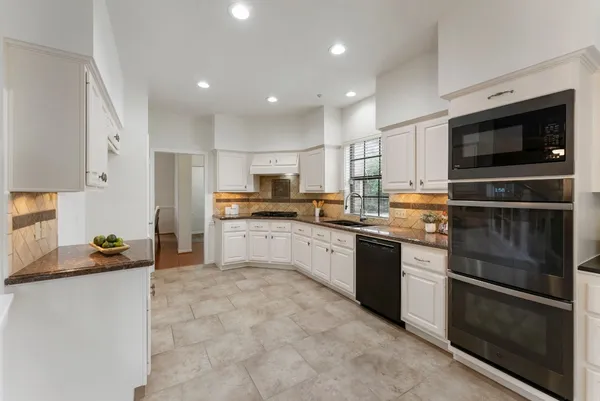 $575,000 | 70 Amberglow Court, The Woodlands, TX 77381