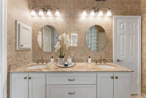 $575,000 | 70 Amberglow Court, The Woodlands, TX 77381
