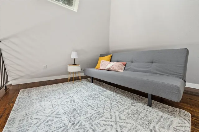 a view of livingroom with furniture