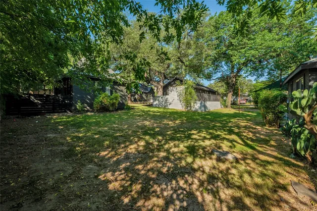 a view of a house with backyard
