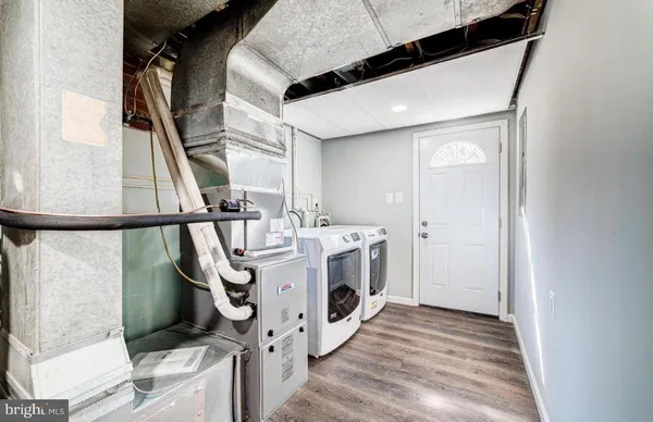 a view of entryway with washer and dryer