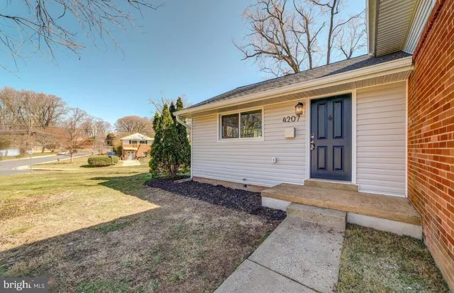 a view of a house with backyard