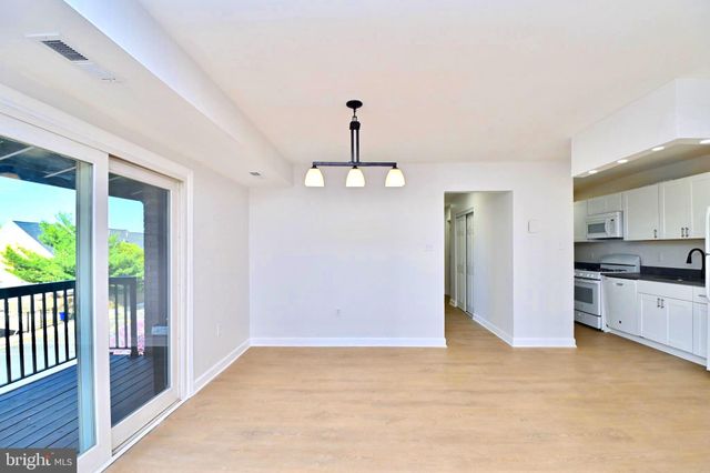 $340,000 | 204 Park Terrace Court Southeast, Unit 30, Vienna, VA 22180