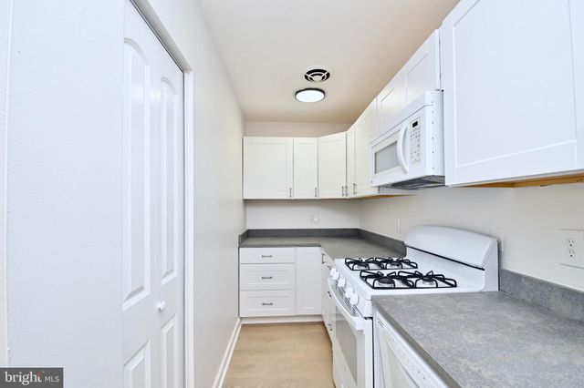 $340,000 | 204 Park Terrace Court Southeast, Unit 30, Vienna, VA 22180