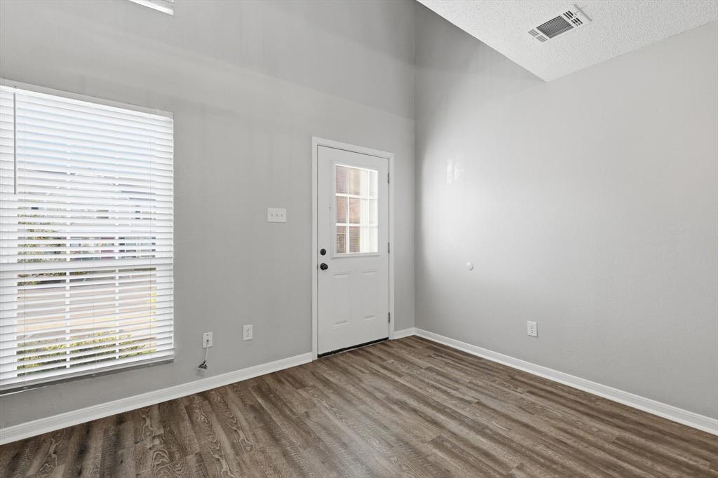 11 Abbey Road Euless, TX 76039 - Photo 3 of 18