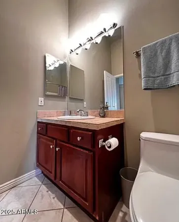 a view of entryway with a room