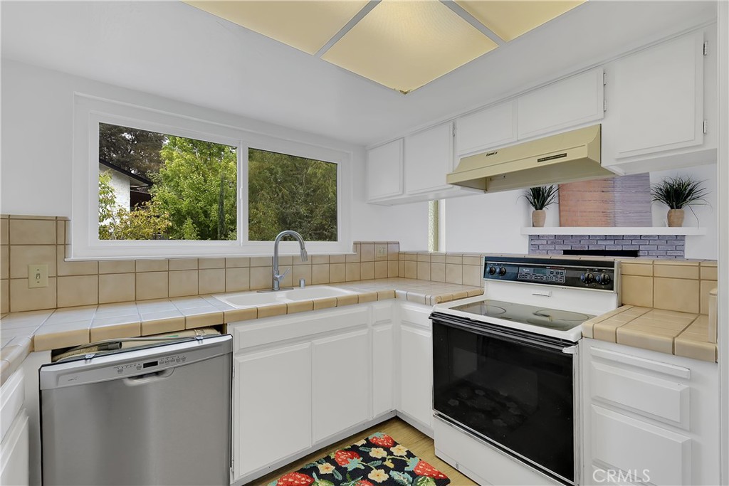 75 Lariat Loop Oroville, CA 95966 - Photo 14 of 47 a kitchen with a stove and a sink
