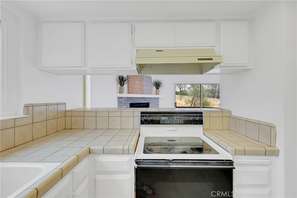75 Lariat Loop Oroville, CA 95966 - Photo 15 of 47 a white stove top oven sitting inside of a kitchen