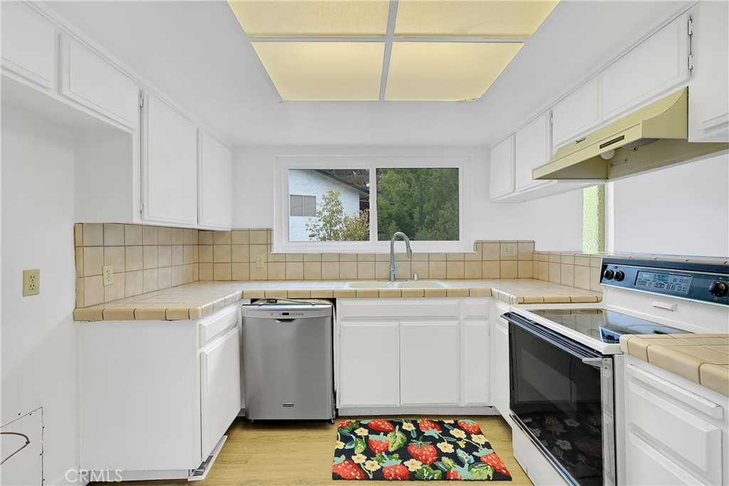 75 Lariat Loop Oroville, CA 95966 - Photo 16 of 47 a kitchen that has a sink and a stove in it