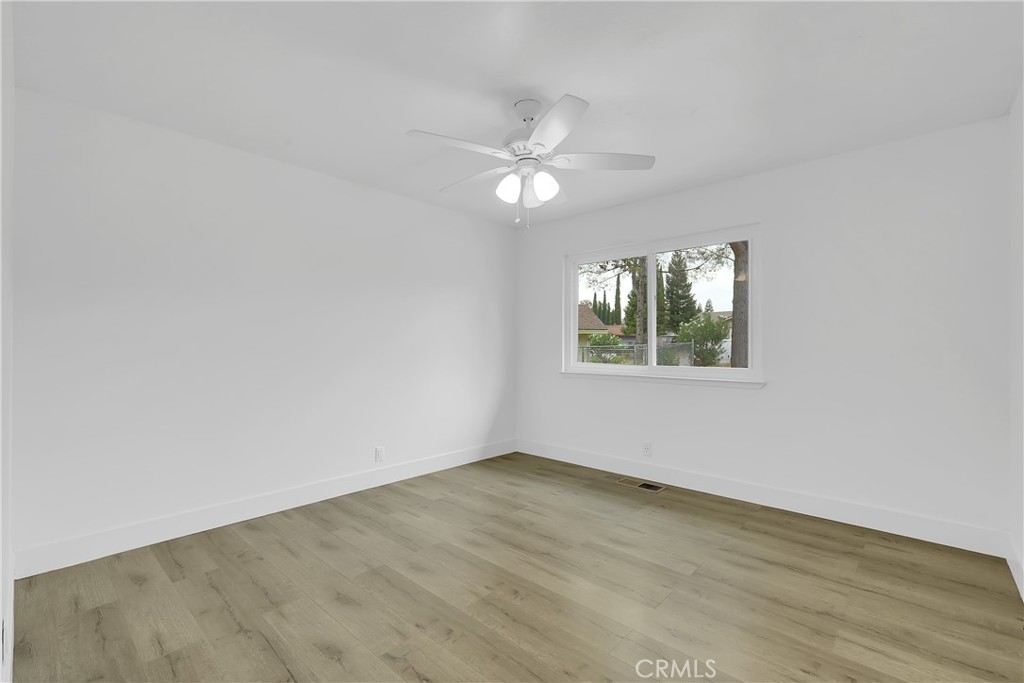 75 Lariat Loop Oroville, CA 95966 - Photo 21 of 47 an empty room with wooden floor ceiling fan and window