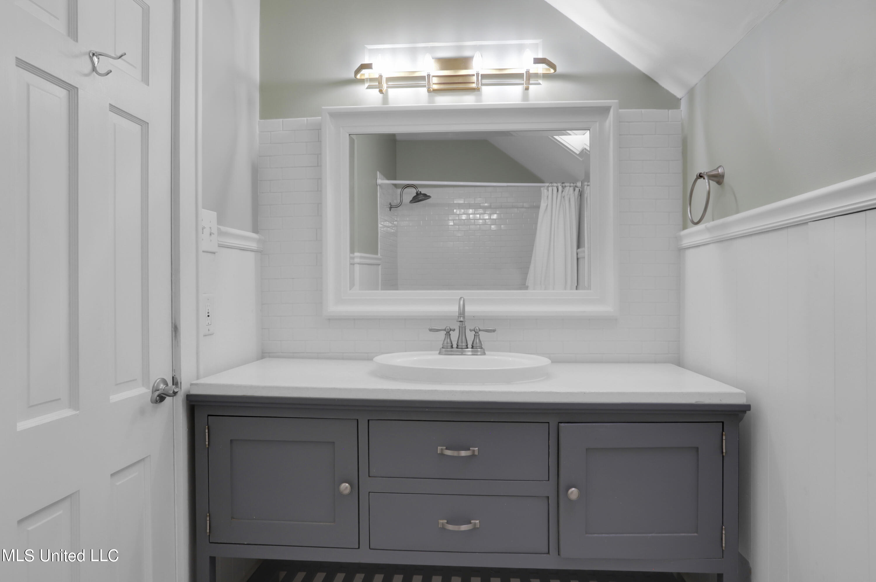 1822 Hillview Drive Jackson, MS 39211 - Photo 11 of 14 Bathroom