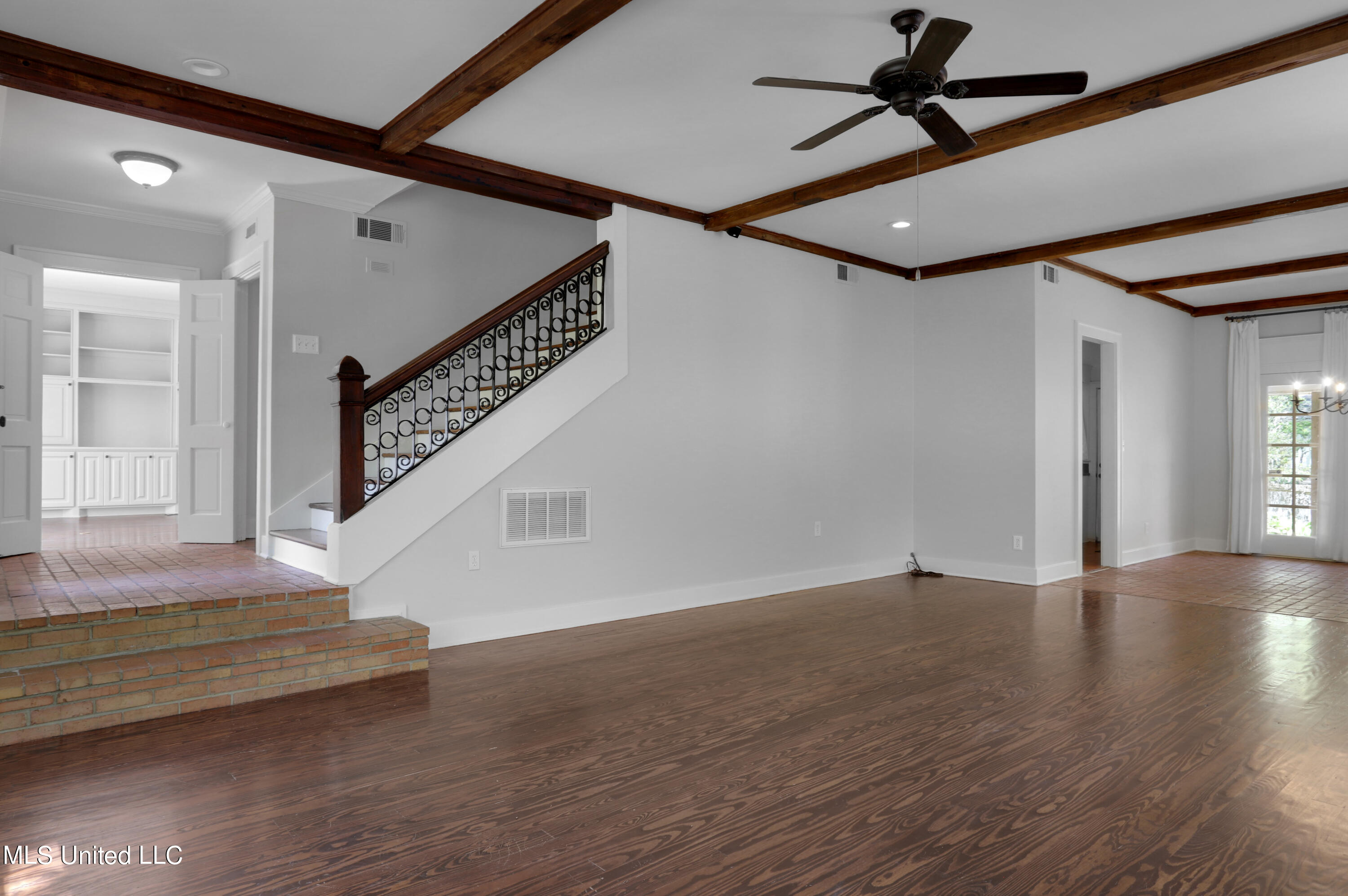 1822 Hillview Drive Jackson, MS 39211 - Photo 12 of 14 Great Family Room with Dining