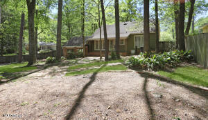 1822 Hillview Drive Jackson, MS 39211 - Photo 2 of 14 Huge Backyard