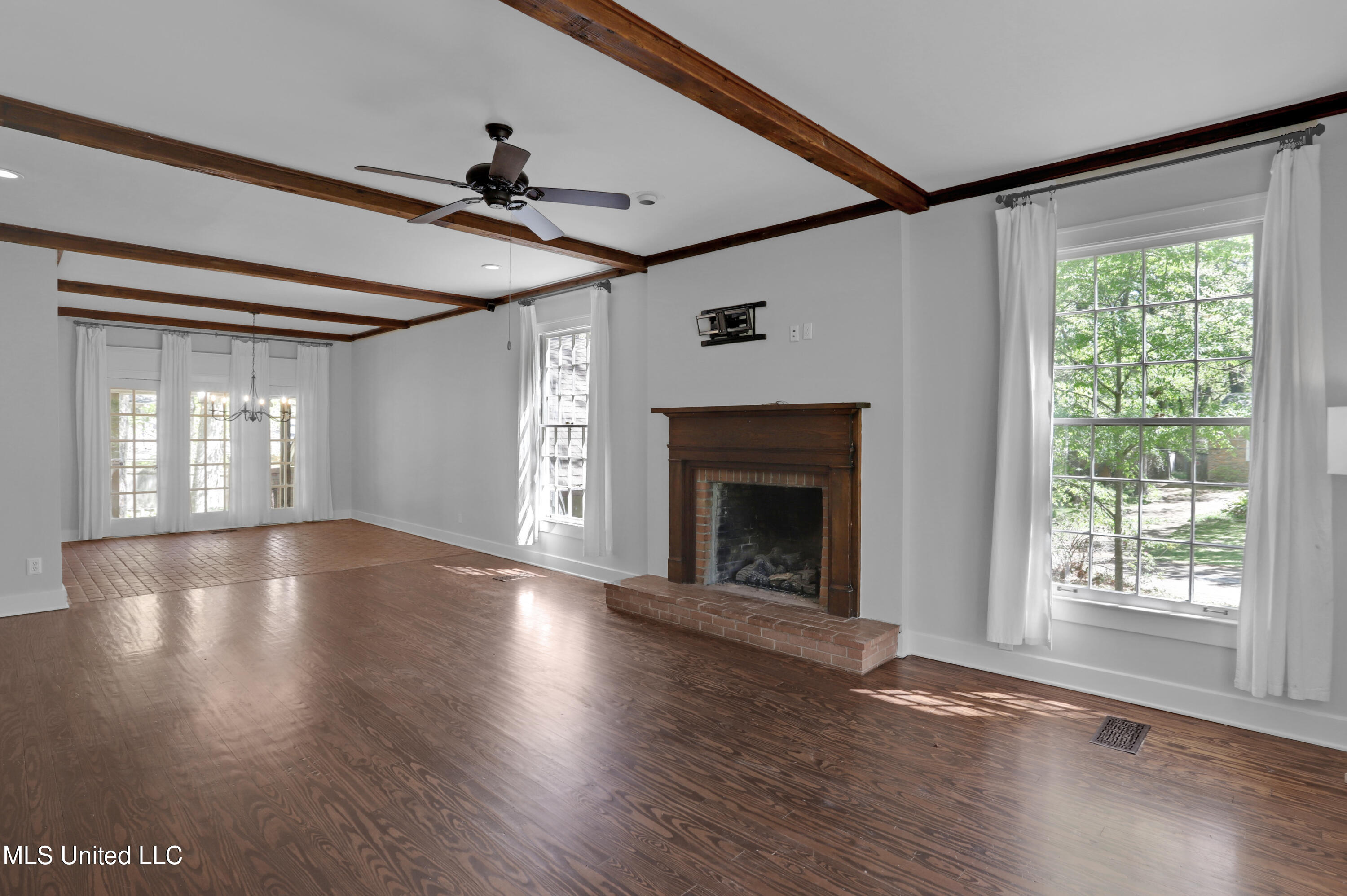 1822 Hillview Drive Jackson, MS 39211 - Photo 4 of 14 Large family room