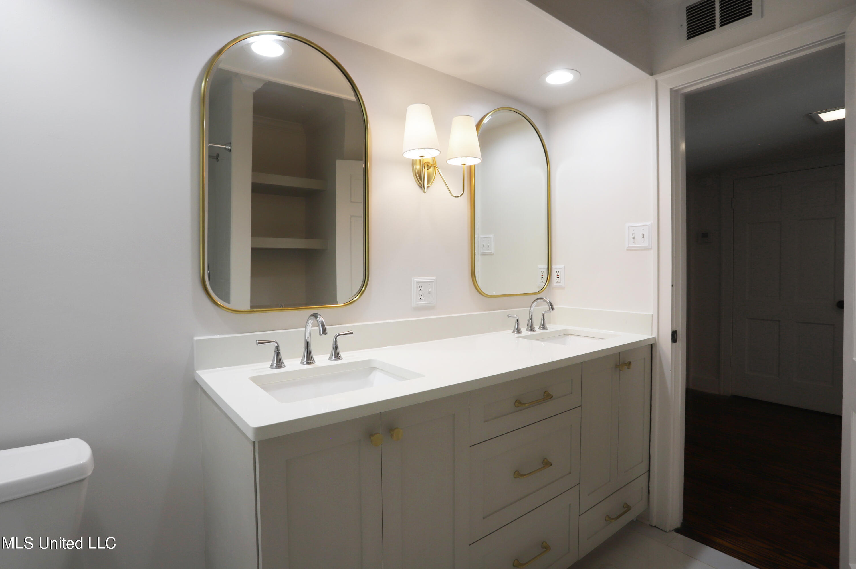 1822 Hillview Drive Jackson, MS 39211 - Photo 6 of 14 Updated Bathroom