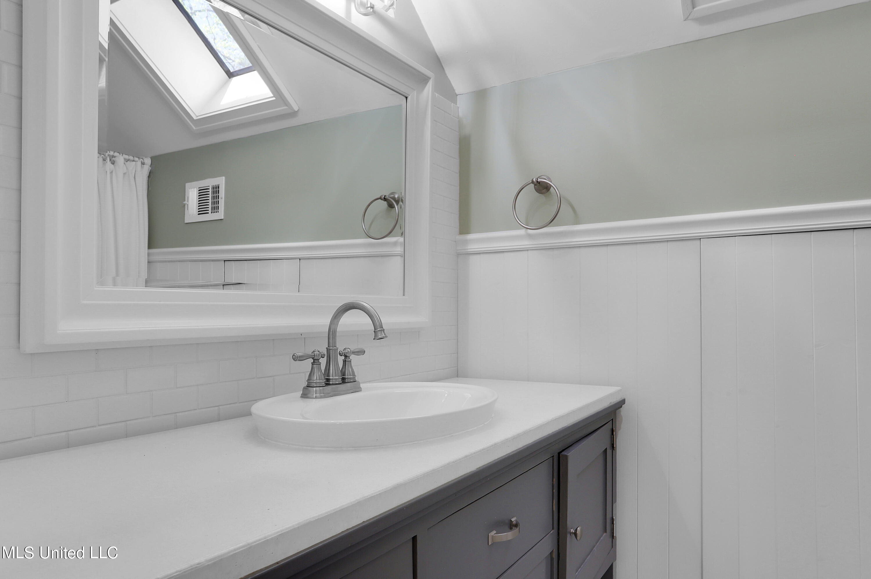 1822 Hillview Drive Jackson, MS 39211 - Photo 9 of 14 Upstairs Bathroom