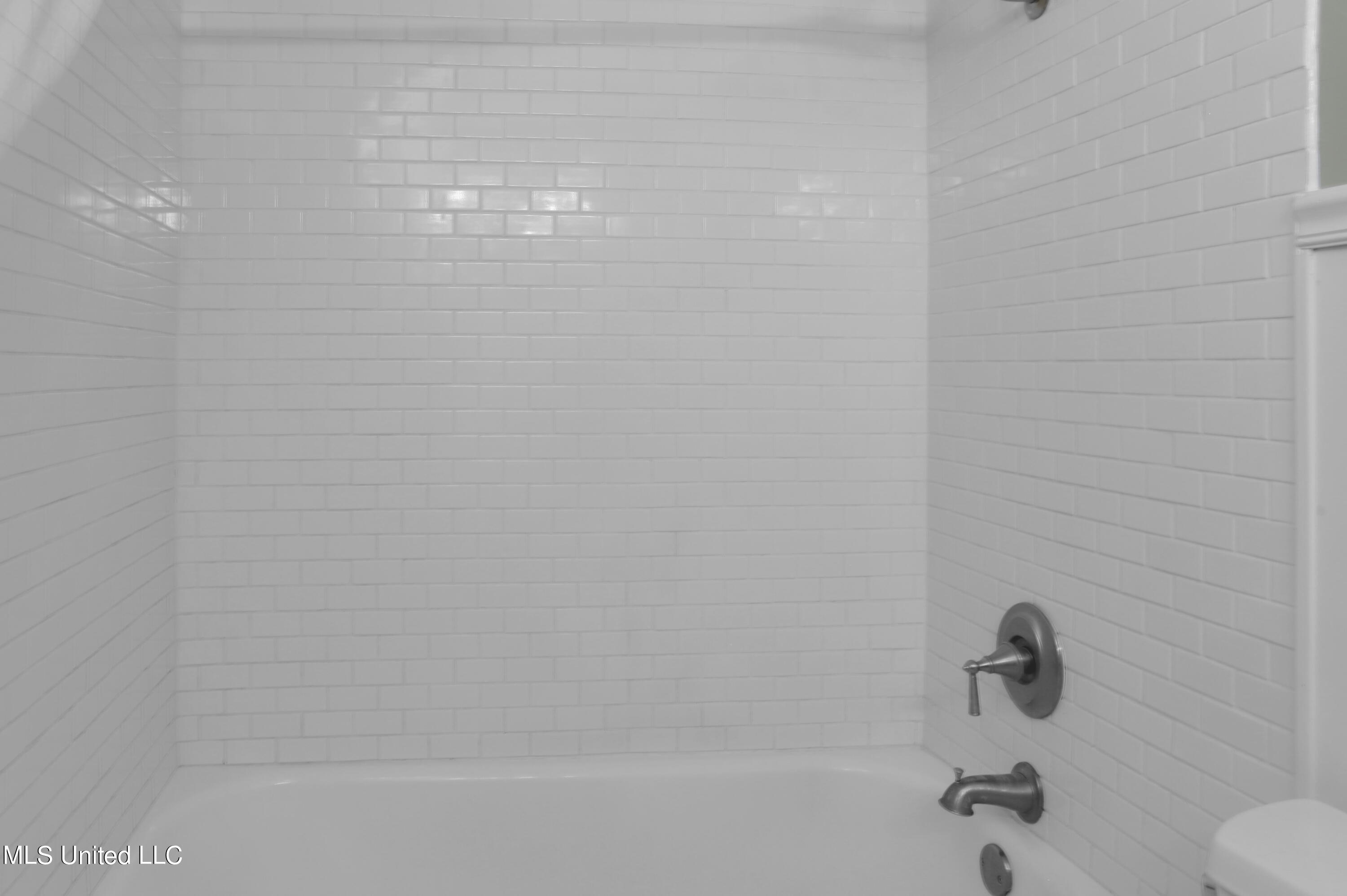 1822 Hillview Drive Jackson, MS 39211 - Photo 10 of 14 Bathroom