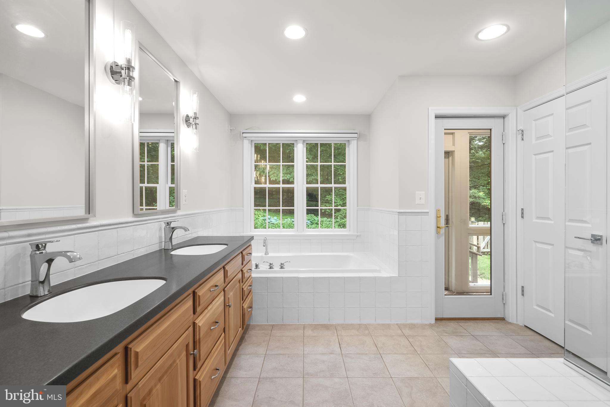 15720 Comus Road Clarksburg, MD 20871 - Photo 31 of 68 Primary bath with soaking tub on main level