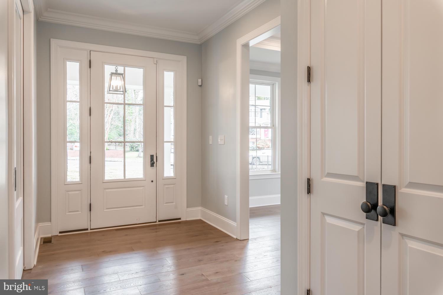 1208 Trinity Drive Alexandria, VA 22314 - Photo 2 of 33