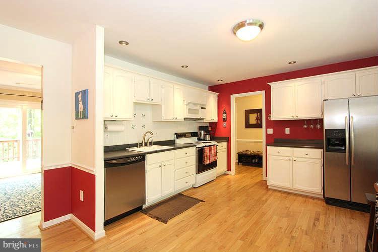 11519 Running Cedar Road Reston, VA 20191 - Photo 5 of 30 Kitchen