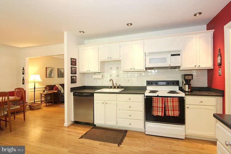 11519 Running Cedar Road Reston, VA 20191 - Photo 6 of 30 Kitchen
