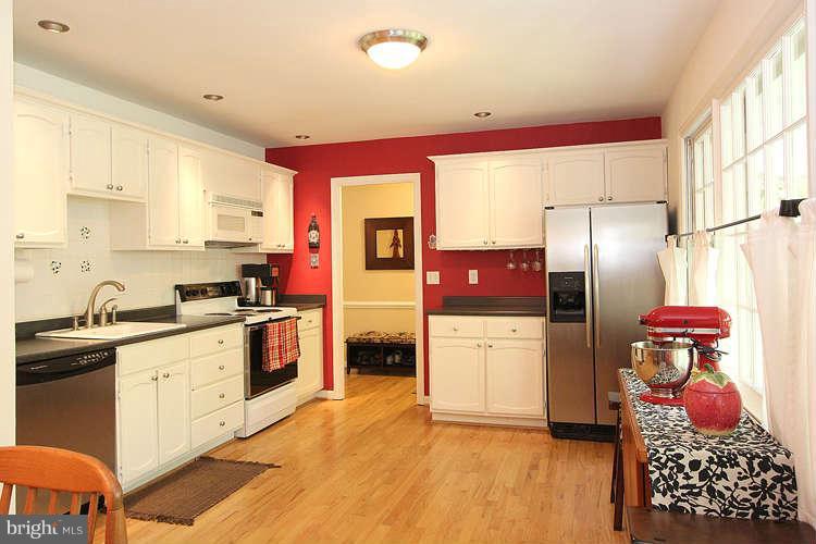11519 Running Cedar Road Reston, VA 20191 - Photo 8 of 30 Kitchen