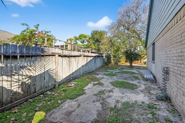 $244,900 | 11322 Yorklyn Drive, Houston, TX 77066