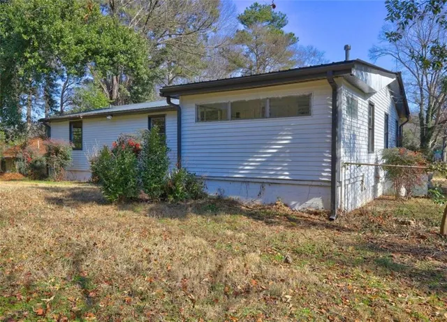 a view of a house with a yard