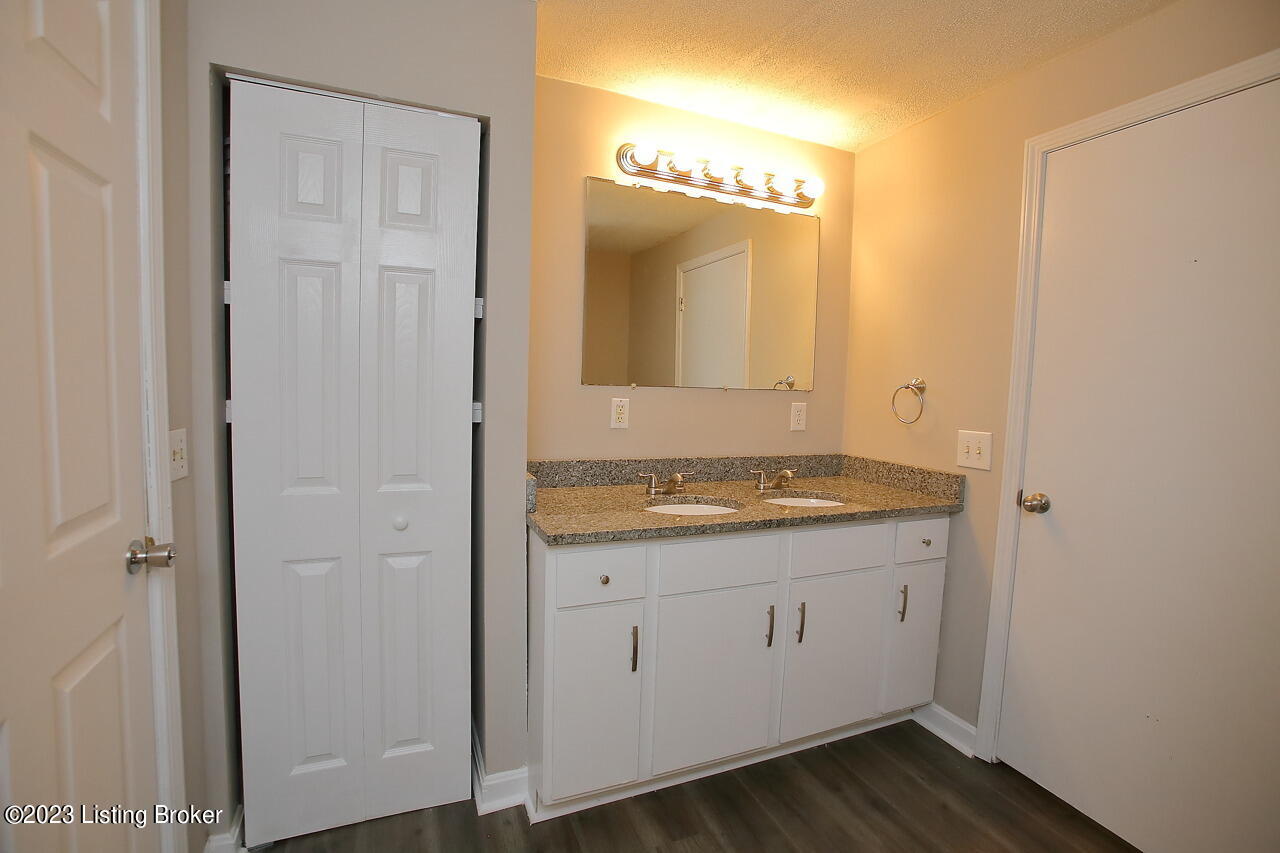 4122 Riedley Road Louisville, KY 40216 - Photo 31 of 41 Full Bath