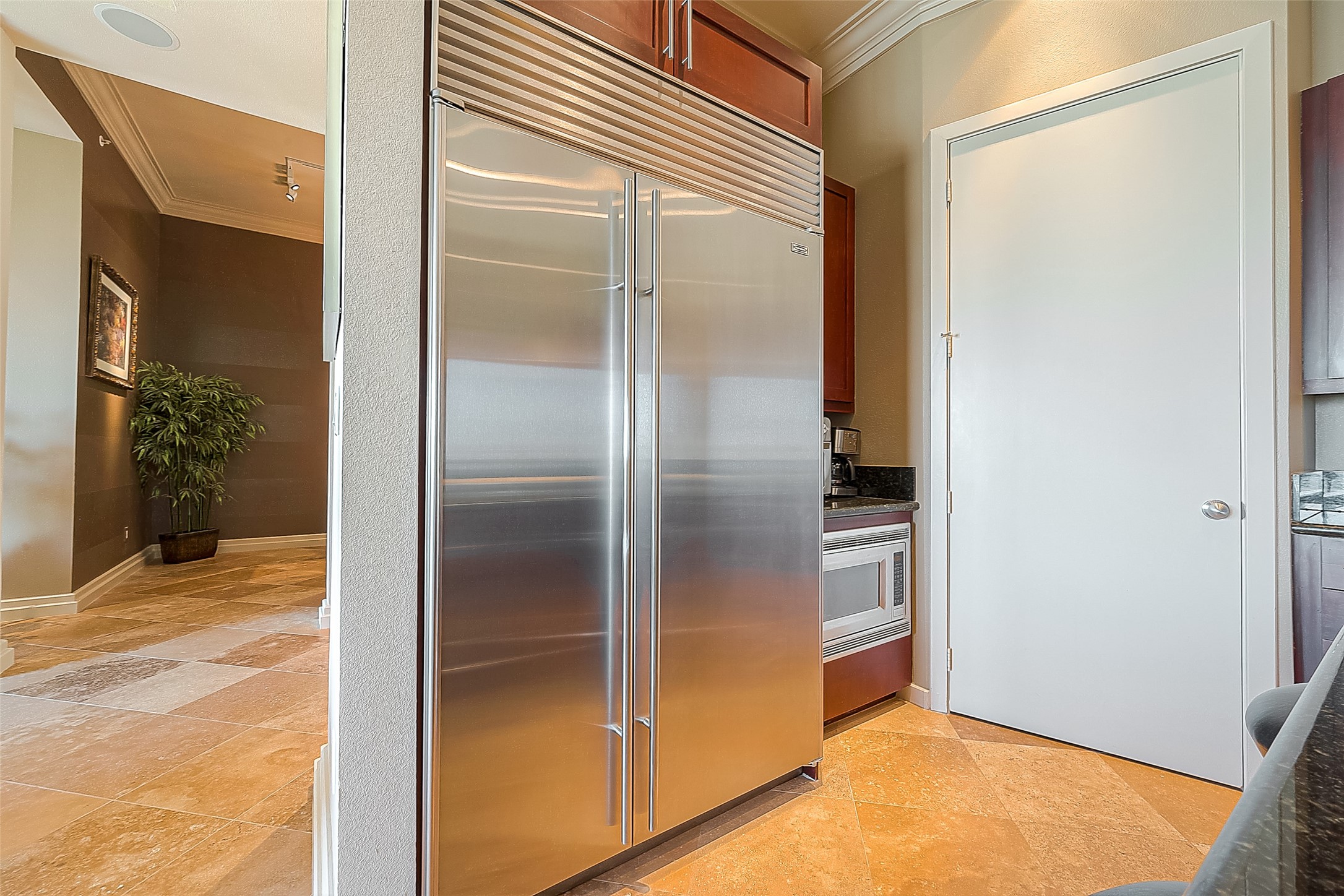 3388 Sage Road, Unit 1601 Houston, TX 77056 - Photo 4 of 20 Kitchen equipped with all available kitchenware