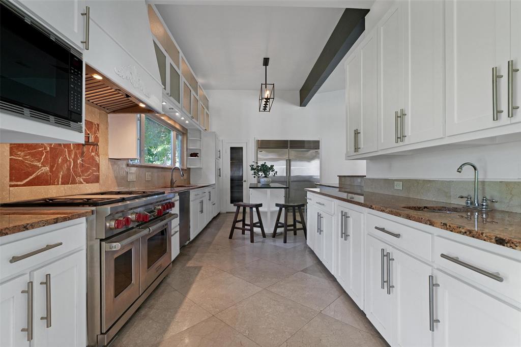 6181 Preston Creek Court Dallas, TX 75240 - Photo 3 of 30