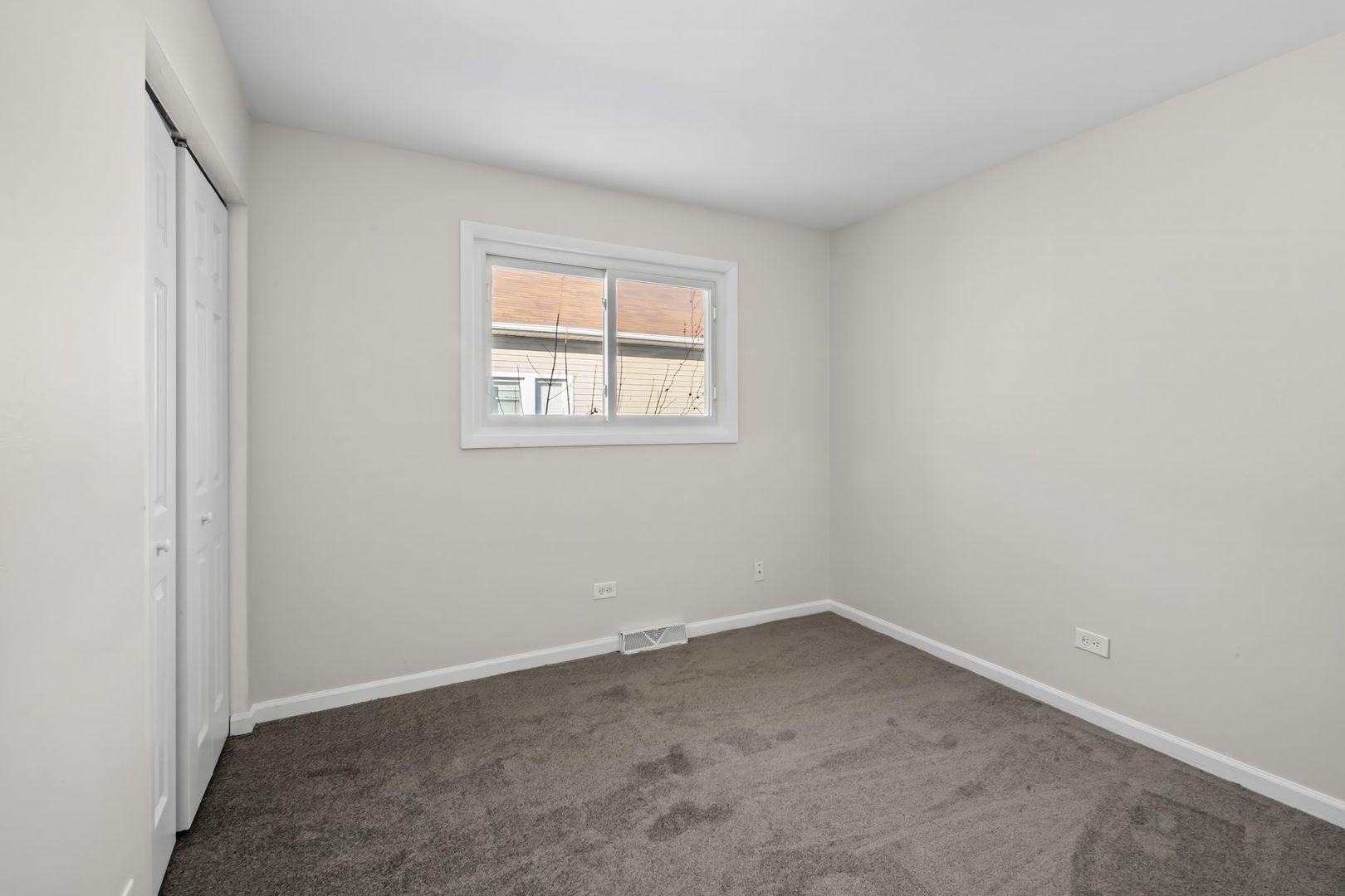 10214 S Lane Chicago, IL 60628 - Photo 4 of 15