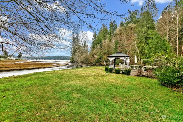 $900,000 | 8320 East Grapeview Loop Road, Allyn, WA 98524