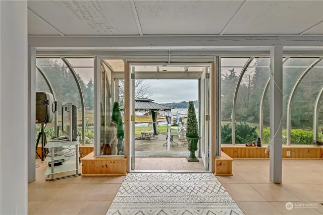 $900,000 | 8320 East Grapeview Loop Road, Allyn, WA 98524