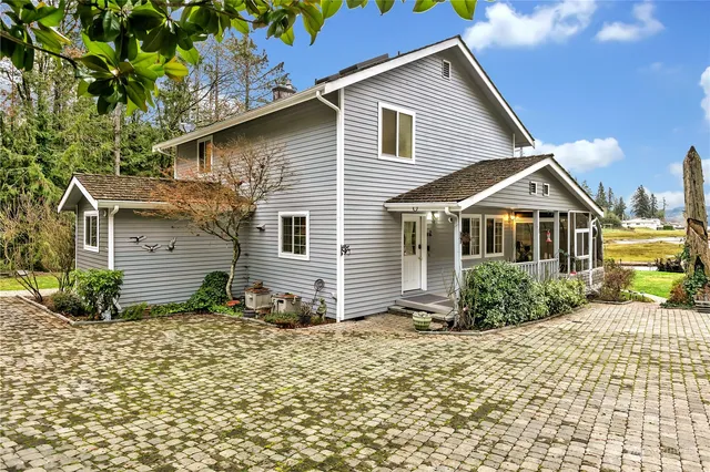a view of a house with a yard