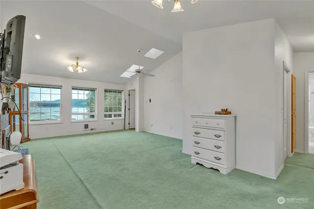 a view of livingroom with furniture