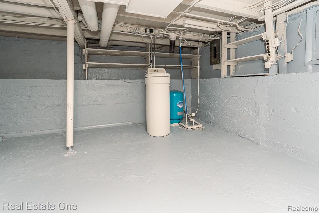 1056 Adams Road Burton, MI 48509 - Photo 22 of 29 Water softner and pressure tank
