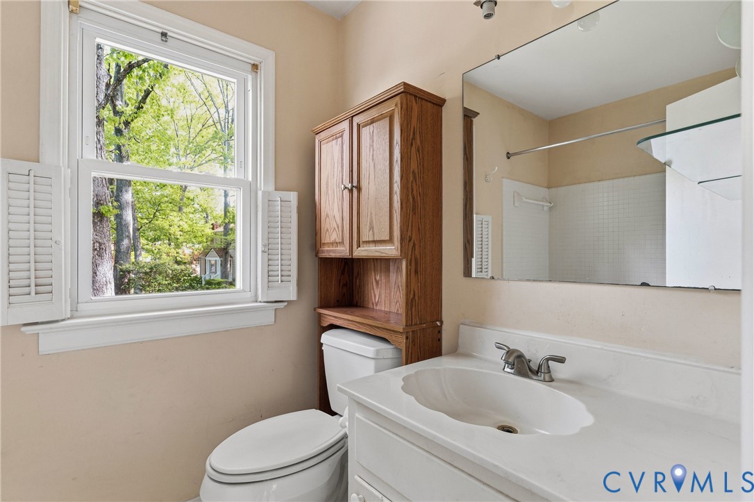 11840 Winfore Drive Midlothian, VA 23113 - Photo 40 of 59 a bathroom with a sink toilet a mirror and tub