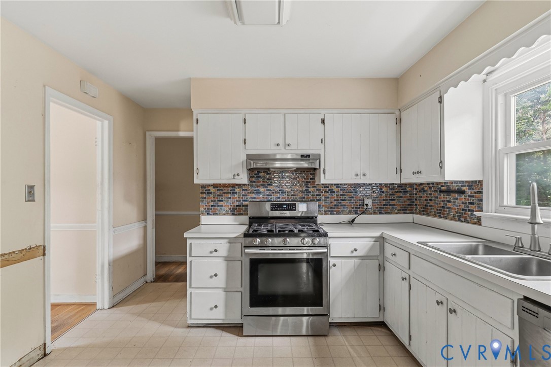 11840 Winfore Drive Midlothian, VA 23113 - Photo 7 of 59 a kitchen with white cabinets and appliances