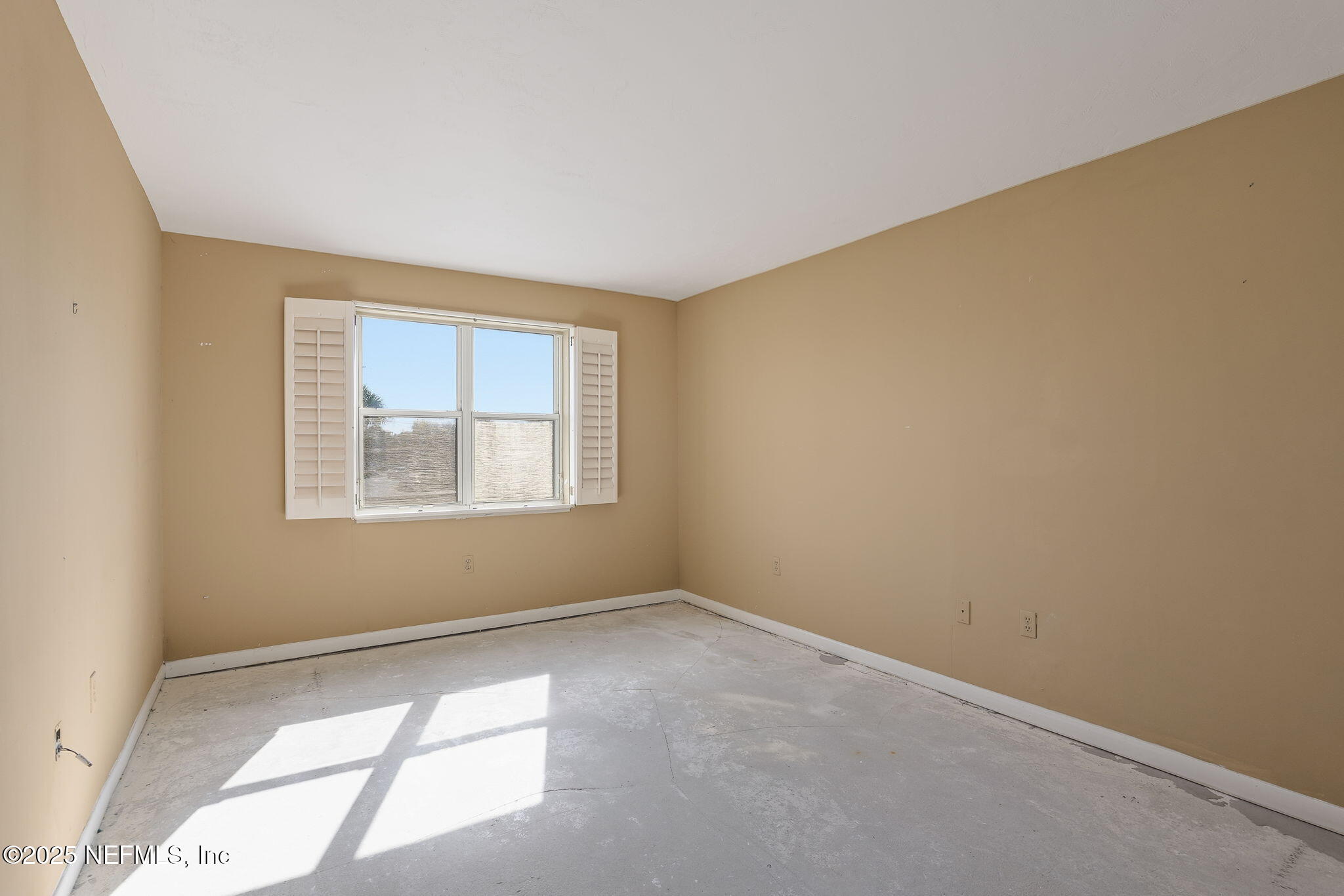 10 10th Street, Unit 2 Atlantic Beach, FL 32233 - Photo 33 of 41 an empty room with windows