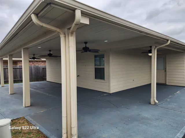 a view of a backyard