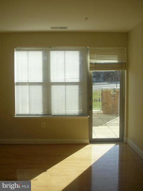 11800 Sunset Hills Road, Unit 117 Reston, VA 20190 - Photo 2 of 26 Living Room