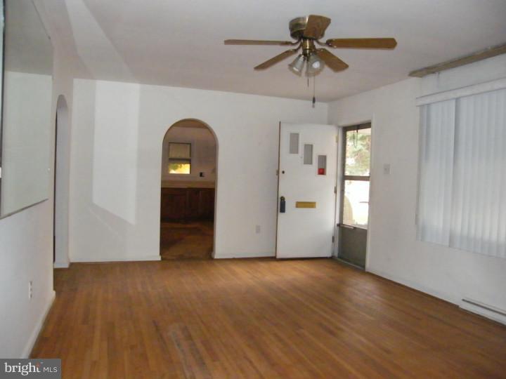 515 Lippincott Avenue Riverside, NJ 08075 - Photo 7 of 25 Living Room