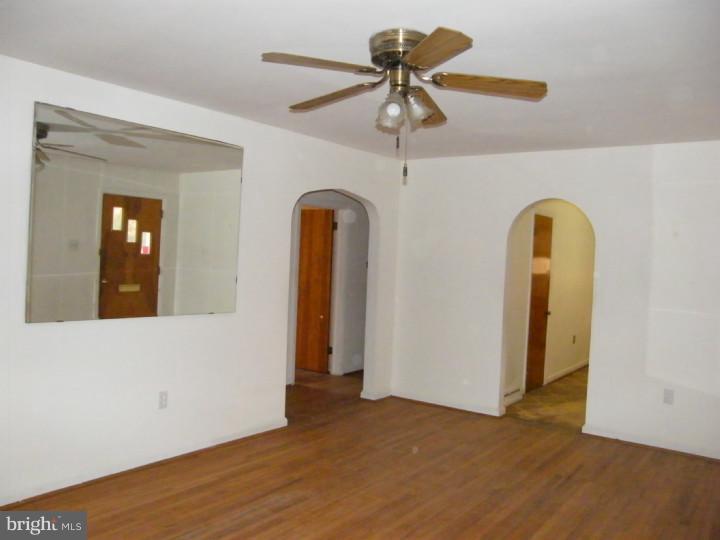 515 Lippincott Avenue Riverside, NJ 08075 - Photo 8 of 25 Living Room