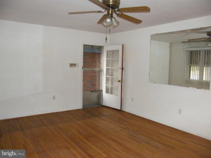 515 Lippincott Avenue Riverside, NJ 08075 - Photo 9 of 25 Living Room