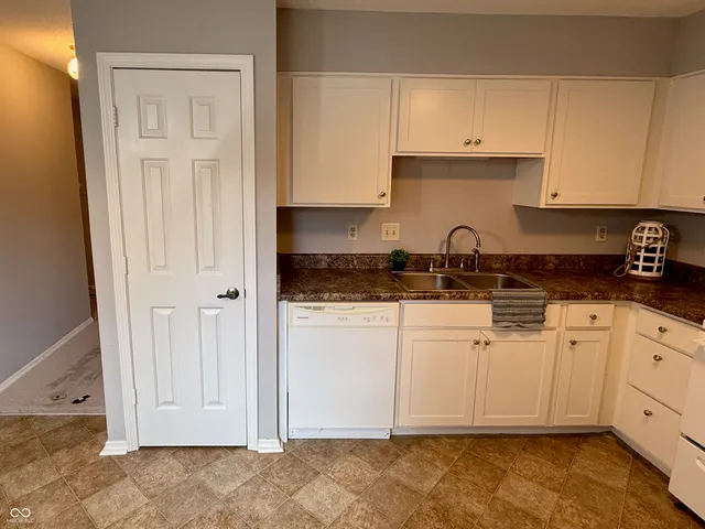 $89,900 | 910 Park Central Drive South, Unit 910B, Indianapolis, IN 46260