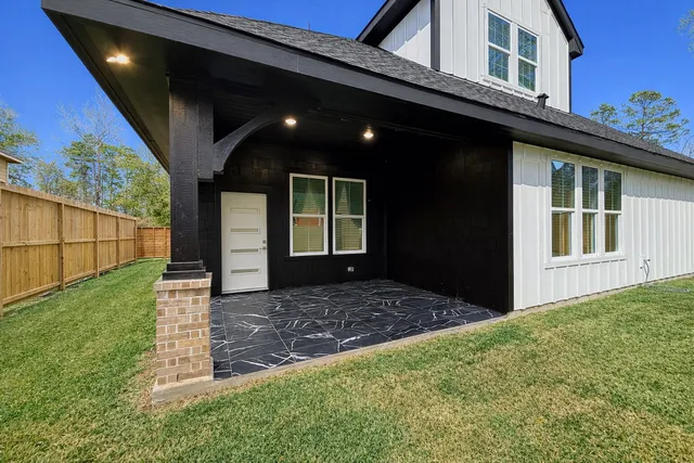 $439,000 | 1521 Glen Oaks Drive, Conroe, TX 77385
