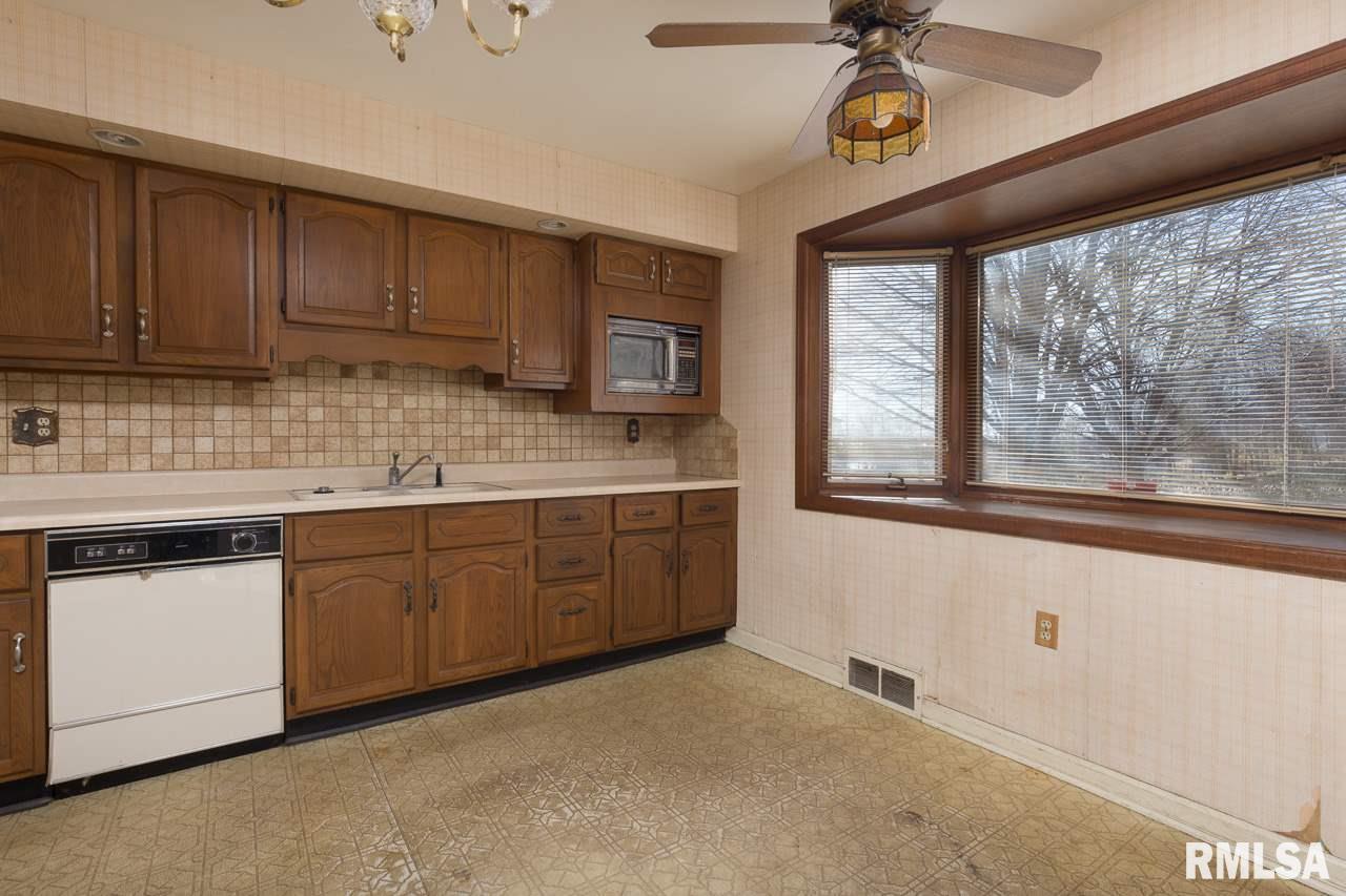 4504 Rockingham Road Davenport, IA 52802 - Photo 5 of 24 Gallery Image 5